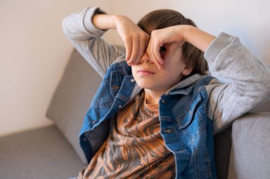 yorgun, hasta ergen çocuk zorluklarla boğuşuyor akademik baskı ve kişisel gelişim, teselliyi anlık sessizlik, çocukluk stresi, eğitim talepleri, ergenlik sorunları