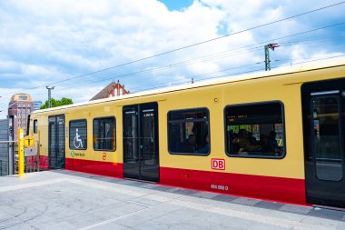 Deutsche Bahn bölgesel treni Berlin istasyonundan perondaki kalkıyor, toplu taşıma gecikmesi, günlük banliyö, Berlin - 25 Nisan 2024