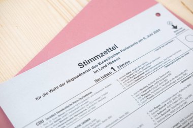 Liste partileri, güvenlik zarfı, vatandaşlık görevi ve vatandaşlık katılımlı Avrupa Parlamentosu 'nun Almanca oy pusulası belgeleri, Frankfurt - 16 Mayıs 2024