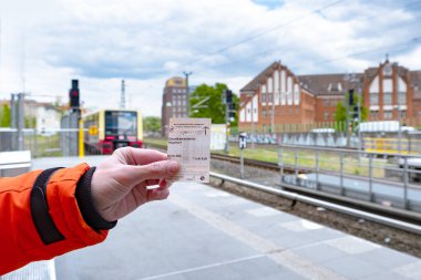 Deutsche Bahn bölgesel treni Berlin istasyonuna ulaşır, yolcu bileti, toplu taşıma gecikmesi, günlük ulaşım, Berlin - 25 Nisan 2024