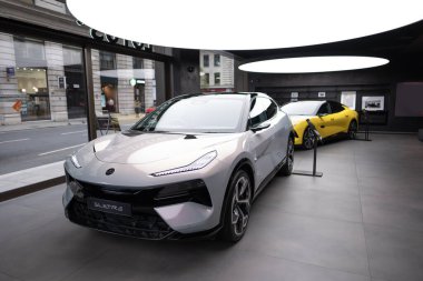 Yeni Gri Elektrik Hiper-SUV Lotus Eletre galeride, İngiliz heyecan verici spor arabası Lotus Otomobil Mühendisliği, Lotus NYO Çin 'de, otomotiv endüstrisindeki teknoloji 22 Mayıs 2024' te sergilenecek.