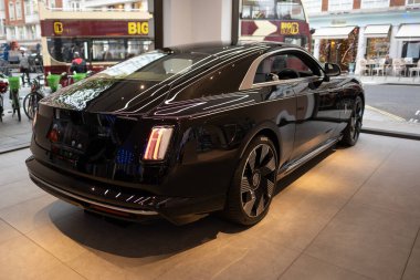 İngiliz siyah lüks limuzini Rolls-Royce Phantom VIII, dört tekerli direksiyon, üretilen Rolls-Royce Otomobil Otomobil Üreticisi Otomobil Salonu, Londra 'da Satış Ofisi - 22 Mayıs 2024