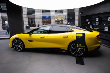 Yeni sarı pilli hiper-elektrik Lotus Emeya sergi salonunda, İngiliz spor otomobil Lotus Otomobili Limited, otomotiv endüstrisi 2024, Londra 'da çevre temizliği aracı fuarı - 22 Mayıs 2024