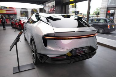 Dikiz ayarı gri pilli hiper-SUV Lotus Eletre sergi salonunda, İngiliz spor otomobil Lotus Otomobili Limited, otomotiv endüstrisi, çevre temizliği aracı fuarı Londra 'da 22 Mayıs 2024