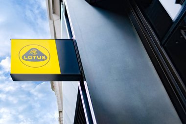 Lotus Reklam Logosu, afiş, araba galerisi, İngiliz Lotus Arabaları Şirketi Otomobil Üreticisi Otomobil Salonu, Satış Ofisi, Londra 'da şirket markası tabelası - 22 Mayıs 2024