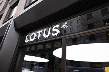 Lotus Reklam Logosu, afiş, araba galerisi, İngiliz Lotus Arabaları Şirketi Otomobil Üreticisi Otomobil Salonu, Satış Ofisi, Londra 'da şirket markası tabelası - 22 Mayıs 2024