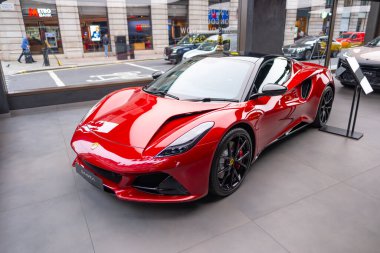 Galeride yeni kırmızı Lotus Emira, İngiliz spor arabası Lotus Otomobil Şirketi, Çin 'de Lotus NYO, otomotiv endüstrisinde teknoloji 22 Mayıs 2024' te sergilenecek.