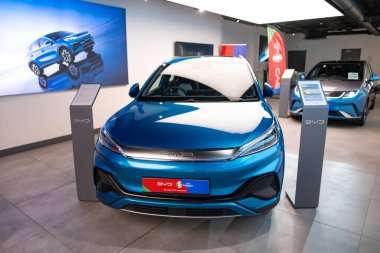 Yeni mavi BYD ATTO 3 Car, Electric Vehicle Chinese BYD üreticisi Studio, Stylish and dynamic C-SUV in showroom, Innovation in automotive Industries show, Londra - 22 Mayıs 2024