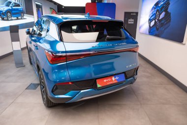 Yeni mavi BYD ATTO 3 Car, Electric Vehicle Chinese BYD üreticisi Studio, Stylish and dynamic C-SUV in showroom, Innovation in automotive Industries show, Londra - 22 Mayıs 2024