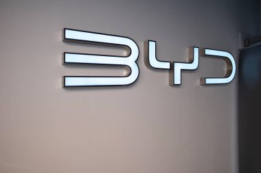 Reklam pankartları BYD İngiliz Satış Ofisi, showroom, Çinli şirket üreticisi BYD Auto, şirket logosu, şirket logoti girişi, Londra - 22 Mayıs 2024
