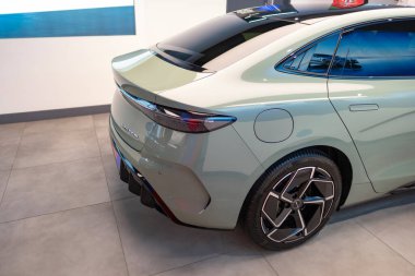 Yeni Sage Green BYD Seal Electric Car arka penceresi, Studio 'da Çinli SUV üreticisi, showroom' da zarif araç, Londra 'da otomotiv endüstrisinde yenilik - 22 Mayıs 2024
