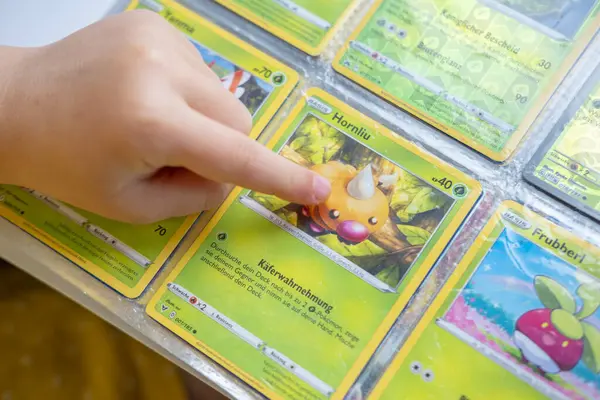 Pokemon Kart Oyunu, koleksiyon kartları, oyun hayal gücü, Eğitim Oyunları, popüler Pokemon Fan Kültürü, çocukluk anıları, nostalji dalgası, Frankfurt - 27 Mayıs 2024