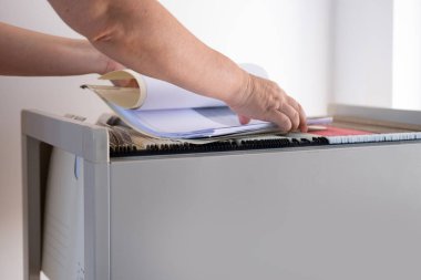 kadın elleri Doküman Depolama, Ev Arşivi, Kayıt Saklama, Bilgi Toplama, Dosya Düzenleme, Belge İndeksleme, Dosya Sistemi 'ndeki klasörler aracılığıyla