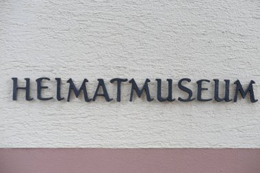 Tarih şehir merkezi Karlsdorf-Neuthard 'daki Amalienstrasse 35' teki eski belediye binası şimdi Almanya 'nın tarihi simgesi olan LOCAL MÜSEUM' u inşa ediyor.