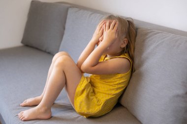 Küçük çocuk 5 yaşında, sarışın kız ağlıyor, yüzünü örtüyor, erken teşhis ve müdahale, çocuk nöbeti, otistik insanlar, koruyucu duruş, aile içi şiddetten şikayetçi.