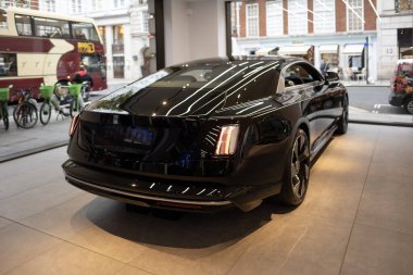 İngiliz siyah lüks limuzini Rolls-Royce Phantom VIII, dört tekerli direksiyon, üretilen Rolls-Royce Otomobil Otomobil Üreticisi Otomobil Salonu, Londra 'da Satış Ofisi - 22 Mayıs 2024