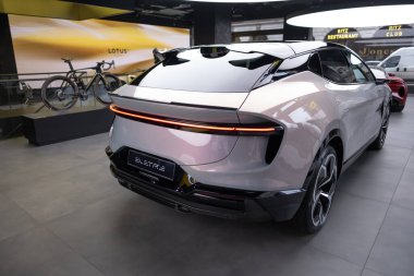 Sergi salonunda elektrikli Lotus Eletre, İngiliz spor otomobil Lotus Otomobili Şirketi, otomotiv endüstrisi, Londra 'da çevre temizliği aracı fuarı - 22 Mayıs 2024