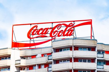 Etkileyici cephe simgesi Coca-Cola logosu yüksek katlı binanın tepesinde içecek markası Berlin, Almanya 'nın küresel erişimini gözler önüne seriyor - 24 Nisan 2024