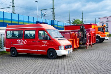 Kırmızı itfaiye binası, 112 gönüllü itfaiye ekibi, gönüllü konsept, itfaiye ve toplum yardımı, Bad Vilbel, Almanya - 31 Mayıs 2024