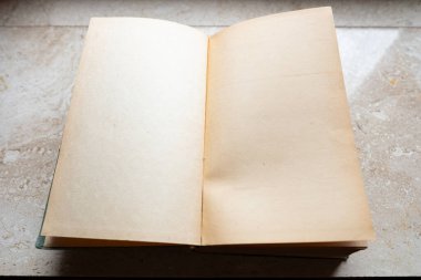 Mermer masa üzerindeki boş son kağıt antika kitap, eski kağıt dokusu, rustik boş alan, geçmişi görme, karatahtayı savunma, eski kağıt menü, tasarımcı kopya alanı için arkaplan