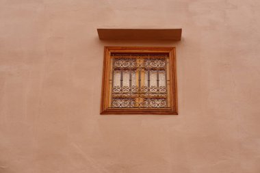 Pencereli eski kale duvarı, Otantik detaylar geleneksel Fas mimarisi, antik ortaçağ binaları, Afrika Seyahat Bozuklukları, Kültür Mirası