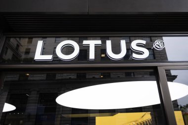 Lotus Reklam Logosu, afiş, araba galerisi, İngiliz Lotus Arabaları Şirketi Otomobil Üreticisi Otomobil Salonu, Satış Ofisi, Londra 'da şirket markası tabelası - 22 Mayıs 2024
