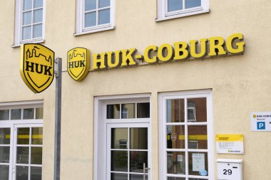HUK-COBURG Sigorta şirketi binasının logosu, Almanya 'daki sürücüler için HUK-Coburg sorumluluk destek fonu, araba sigortası, Goettingen, Almanya - 31 Mart 2024