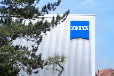 Göettingen 'deki reklam panosu Carl Zeiss şirketinin yer aldığı modern bina, yüksek kaliteli mikroskoplar, teleskoplar, optik cihazlar, Gttingen, Almanya - 31 Mart 2024  