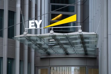 Göettingen 'deki reklam panosu Carl Zeiss şirketinin yer aldığı modern bina, yüksek kaliteli mikroskoplar, teleskoplar, optik cihazlar, Gttingen, Almanya - 31 Mart 2024  