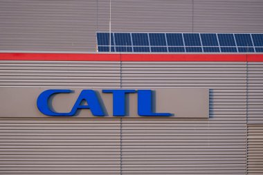 Reklam logosu CATL Çağdaş Amperex Technology Co. Cephe binasında sınırlı elektrikli araç bataryası üreticisi, Technology, Arnstadt, Almanya 'da sürdürülebilir kalkınma - 05 Şubat 2024