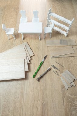 Balsa tahtası, el işi aletleri, yapboz, bıçak ve matkap, temel şeyler, el yapımı ahşap DIY projeleri, yaratıcılık ekipmanları.