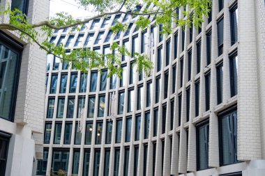 çok katlı ofis ve Avrupa şehrindeki konut binaları, yansıtıcı cam cepheler, modern yüksek binalar ve konut kuleleri, dinamizm çağdaş kentsel yaşam