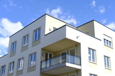 çok katlı ofis ve Avrupa şehrindeki konut binaları, yansıtıcı cam cepheler, modern yüksek binalar ve konut kuleleri, dinamizm çağdaş kentsel yaşam