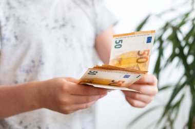 Çocuk avro sayıyor, avro para hayran, avro para, başarıya seviniyor, neye harcayacağını tahmin ediyor, iyi mali davranışı teşvik ediyor, ekonomik farkındalık, para yönetimi