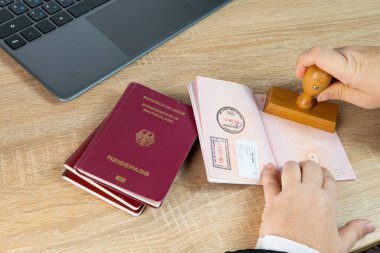 Yabancı pasaportları, vize izinlerini ve giriş izinlerini, Sınır Güvenliği ve Kontrol noktalarını titizlikle denetleyen kadın sınır devriye memurlarının yakın çekimleri