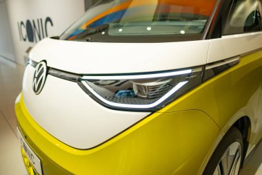 Klasik sarı elektrikli otobüs Volkswagen ID Buzz, eski moda havalı yeni moda yakıtla buluşuyor, otomotiv kültürü nostaljisi 1960 'larda, Volkswagen Grubu Forumu Berlin' de - 24 Nisan 2024