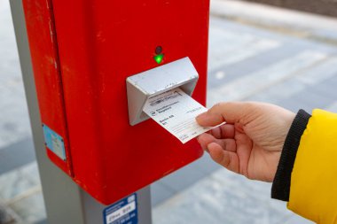 Terminalde tren bileti, toplu taşıma, erkek yolcu, seyahat verimliliği, bilet makinesi, modern ulaşım sistemleri, Berlin, Almanya - 24 Nisan 2024