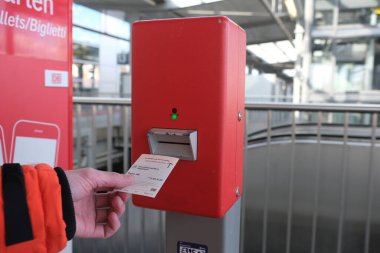 Gezgin, terminalde tren biletini onaylayan adam, toplu taşıma, erkek yolcu, seyahat verimliliği, bilet makinesi, modern ulaşım sistemleri, Berlin, Almanya - 24 Nisan 2024