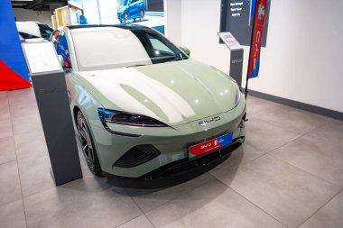 Yeni Sage Green BYD Seal Electric Car ön görünümü, Stüdyoda Çinli üretici, showroom 'da zarif araç, Londra' da otomotiv endüstrisinde yenilik - 22 Mayıs 2024