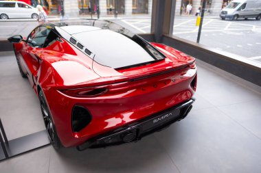 Galeride yeni kırmızı Lotus Emira İngiliz spor otomobil Lotus Otomobil Mühendisliği, Çin 'de Lotus NYO, otomotiv endüstrisinde 22 Mayıs 2024' te teknoloji fuarı.