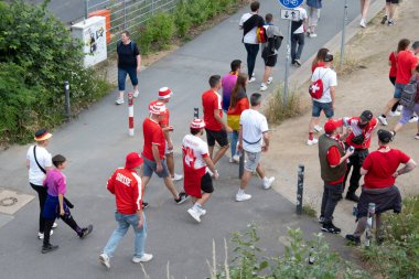 Avrupa Şampiyonası maçı Euro 2024, Frankfurt 23 Haziran 2024 'ten önce stadyum yakınlarındaki renkli Almanya ve İsviçre bayrakları futbol taraftarları, seyirciler, destekçileri 