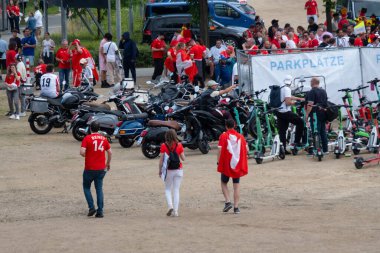 Avrupa Şampiyonası maçı Euro 2024, Frankfurt 23 Haziran 2024 'ten önce stadyum yakınlarındaki renkli Almanya ve İsviçre bayrakları futbol taraftarları, seyirciler, destekçileri 