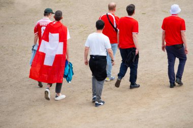 Avrupa Şampiyonası maçı Euro 2024, Frankfurt 23 Haziran 2024 'ten önce stadyum yakınlarındaki renkli Almanya ve İsviçre bayrakları futbol taraftarları, seyirciler, destekçileri 