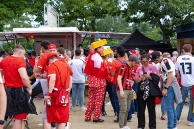 Avrupa Şampiyonası maçı Euro 2024, Frankfurt 23 Haziran 2024 'ten önce stadyum yakınlarındaki renkli Almanya ve İsviçre bayrakları futbol taraftarları, seyirciler, destekçileri 