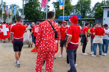 Avrupa Şampiyonası maçı Euro 2024, Frankfurt 23 Haziran 2024 'ten önce stadyum yakınlarındaki renkli Almanya ve İsviçre bayrakları futbol taraftarları, seyirciler, destekçileri 