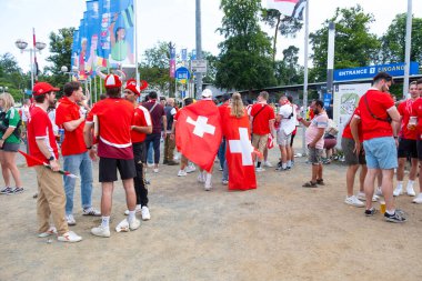 Avrupa Şampiyonası maçı Euro 2024, Frankfurt 23 Haziran 2024 'ten önce stadyum yakınlarındaki renkli Almanya ve İsviçre bayrakları futbol taraftarları, seyirciler, destekçileri 