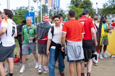 Avrupa Şampiyonası maçı Euro 2024, Frankfurt 23 Haziran 2024 'ten önce stadyum yakınlarındaki renkli Almanya ve İsviçre bayrakları futbol taraftarları, seyirciler, destekçileri 