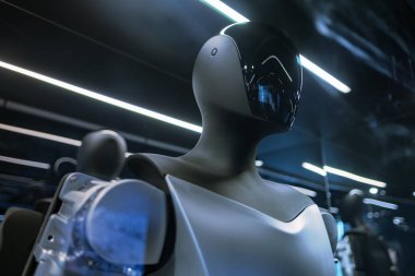 Tesla Bot Optimus 'un robot robotu sergi salonunda, Tesla AI Stratejisi: Elon Musk on FSD, mühendisliğe yenilikçi yaklaşım, Berlin, Almanya' da endüstri fuarında yenilik - 17 Şubat 2024
