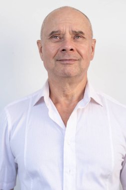 65 yaşındaki yaşlı bir adam, yaşlı düşünceleri, şüpheleri, fiziksel ve ruhsal sağlığı, aktif yaşam tarzı, duygusal sıkıntı ve yaşam zorlukları, yaşam krizi, duygusal karmaşa, yaşam zorlukları, iç kargaşa