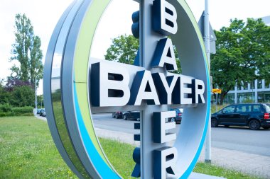 Bayer logosu ve Tüketici Sağlık Bölümü imzası, ilaç sanayii, Darmstadt, Almanya 'da Küresel Sağlık Lideri - 26 Haziran 2024